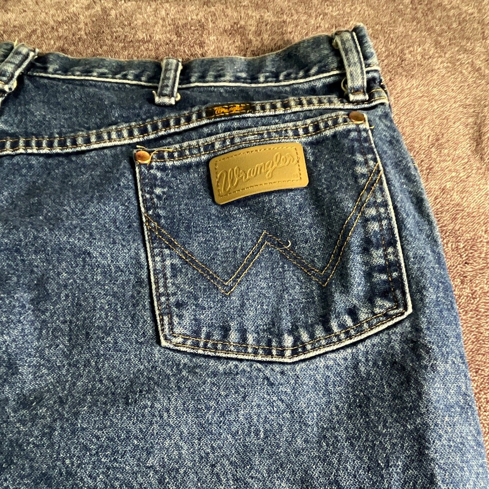 Wrangler Jeans Mens 42x30Blue Denim Medium Wash Straight Leg 5-Pocket Mid Rise